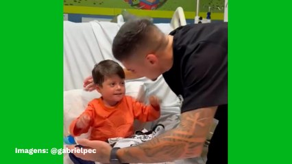 Gabriel Pec e Rodrigo Dinamite presenteiam torcedor mirim do Vasco que tem doença rara
