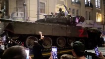 مواطنون روس يلتقطون صورا للمعدات والآليات العسكرية أثناء مغادرة قوات #فاغنر لمدينة #روستوف #روسيا #العربية