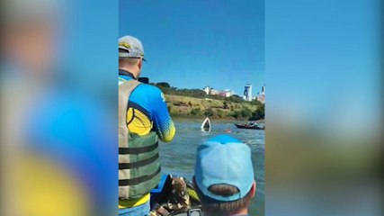 Vídeo mostra barco afundando no Rio Paraná, embaixo da Ponte da Amizade
