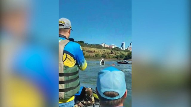 Vídeo mostra barco afundando no Rio Paraná, embaixo da Ponte da Amizade