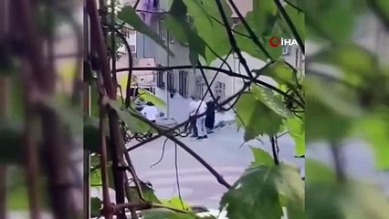 Il a été tué au milieu de la rue à cause du problème des filles.