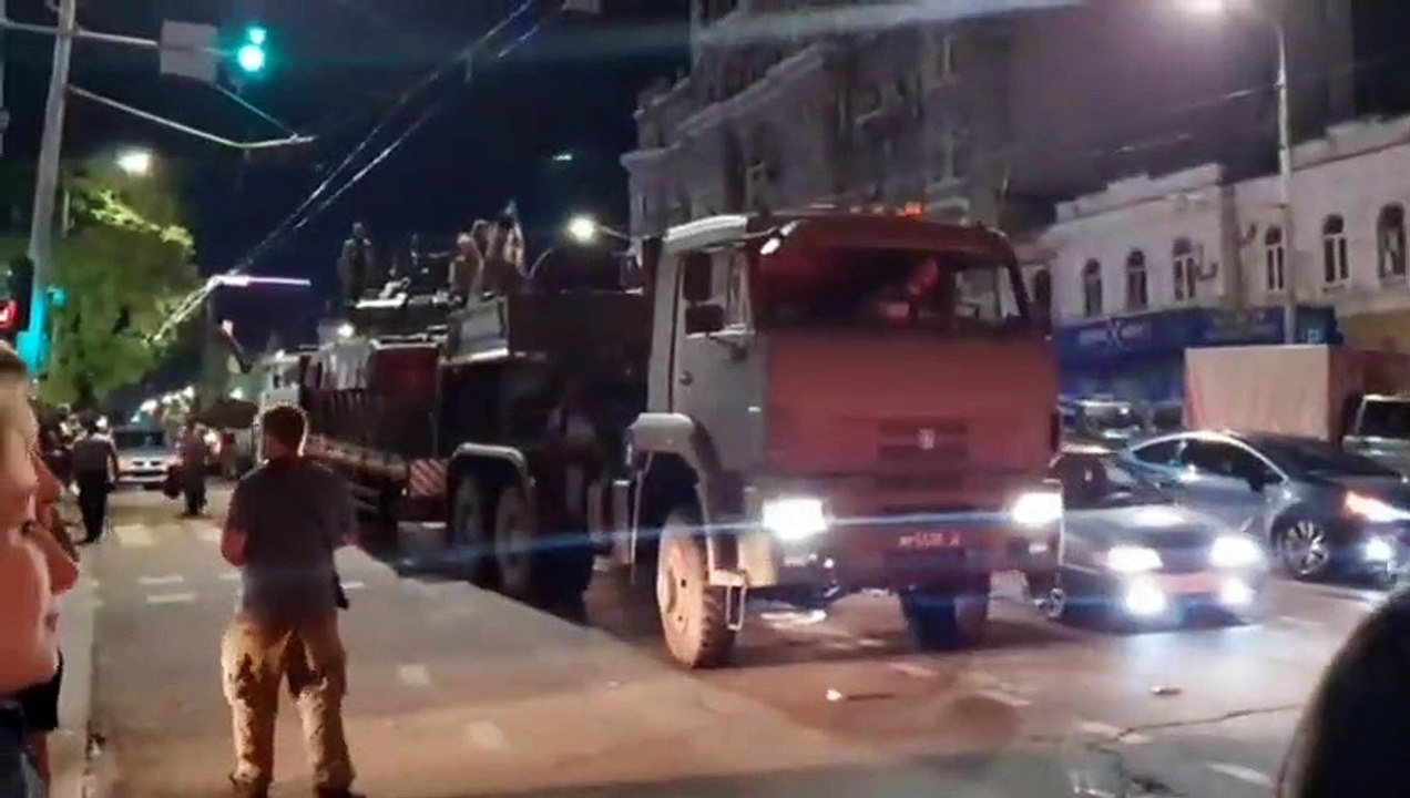 Entre gritos e aplausos, eis o momento em que Prigozhin sai de Rostov