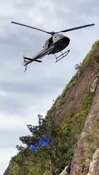 Esportista é resgatado por helicóptero na Pedra da Gávea, no Rio