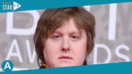 Lewis Capaldi affaibli sur scène par Gilles de la Tourette, il annonce prendre une pause dans sa car