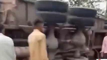 शिवपुरी: पत्थरों से भरा ट्रक अनियंत्रित होकर पलटा, ड्राइवर की हालत गंभीर