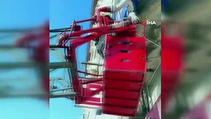 Yuvasından düşen yavru kuşun yardımına itfaiye ekipleri yetişti