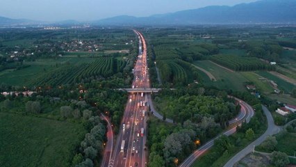 Otoyollardaki araçların oluşturduğu bayram yoğunluğu drone ile görüntülendi