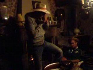 Charles Ingalls joue de l'harmonica et se pète la cheville