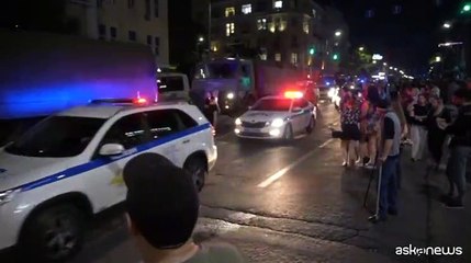 I miliziani Wagner via da Rostov tra gli applausi