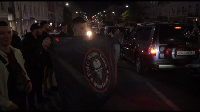 I miliziani Wagner via da Rostov tra gli applausi
