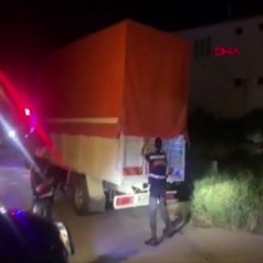 "Dur" ihtarına uymayan kamyondan onlarca kaçak göçmen çıktı