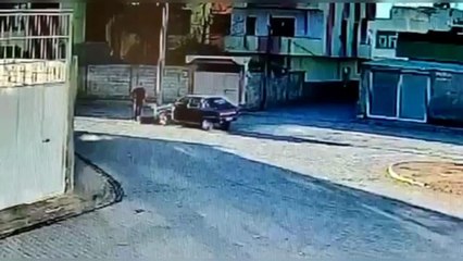 Yol ortasındaki direğe çarptı