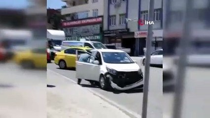 TAKSİNİN KAPUTUNA ÇIKIP CAMI PATLATTI