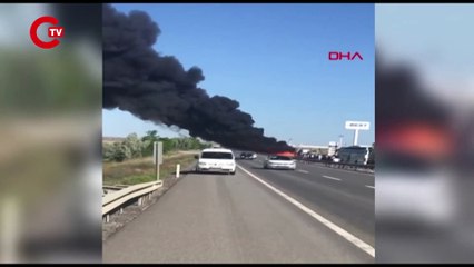 Konya'da bariyerlere çarpan tır hızla alev aldı