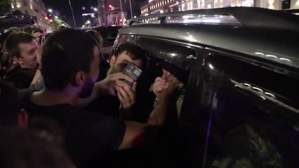 박수 받으며 떠나는 프리고진...일부 주민 환호성 / YTN