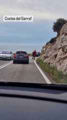 Dos jóvenes en patinete circulas por las costas del Garraf