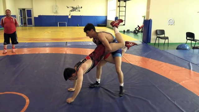 MUŞ - Muşlu güreşçi, dünya şampiyonluğu hedefiyle günde 6 saat antrenman yapıyor