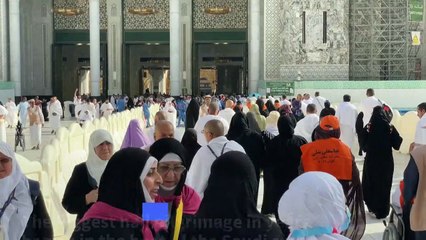 Huge crowds circle Kaaba as hajj begins in Saudi heat