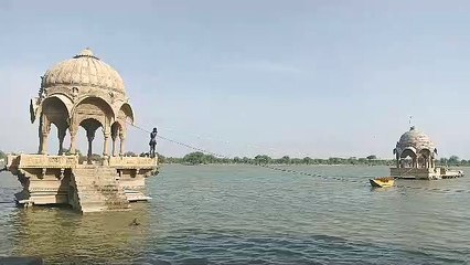 Watch Video: लबालब गड़़ीसर में नहाने का लुत्फ