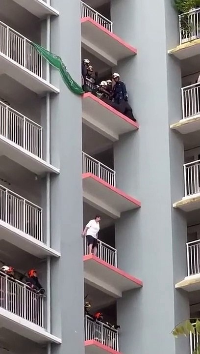 Cette technique hallucinante des pompiers de Singapour pour sauver une femme du suicide (Vidéo)