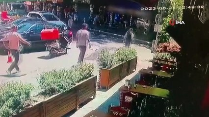 Üsküdar'da asırlık çınar ağacının caddeye devrilmesi kamerada