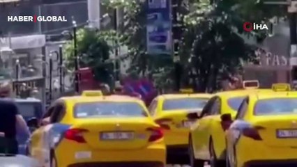 Yumruklar havada uçuştu! Fatih’te taksicilerin birbirlerine girdiği anlar kameraya yansıdı