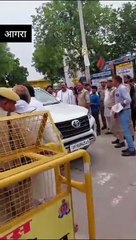 Agra Rajnath sabha: गाड़ी रोकने पर भाजपा सांसद ने इंस्पेक्टर को हड़काया, पूछा कौन से पार्टी के हो, जवाब मिला यूपी पुलिस का