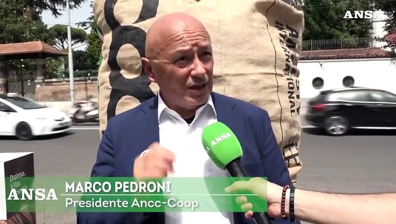 "Donna, vita, liberta'": 112 mila cartoline all'ambasciata iraniana