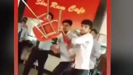 शिक्षा का मंदिर बना जंग का अखाड़ा, छात्र गुटों में छिड़ा "कुर्सी युद्ध", देखें वीडियो