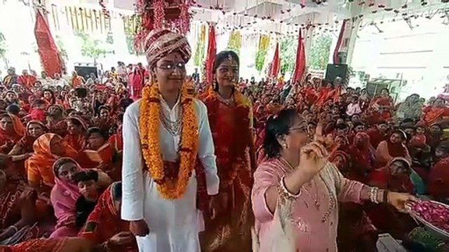 चंदन चौक पुरावा मंगल कलश सजावा....