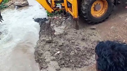 अंडर रेलवे ब्रिज की मोटर हुई जाम, तो रावण रुंडी में बांध का नहीं खुला शटर