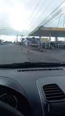 Motorista colide contra poste e danifica loja de pneus em Arapiraca