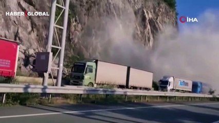Heyelan sonrası oluşan yoğun toz bulutu araç kamerasında