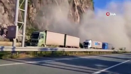 Nuage de poussière formé après un glissement de terrain à Hopa sur la caméra du véhicule