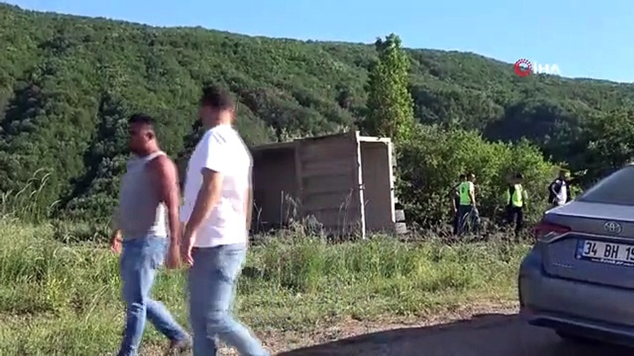 Une voiture et un camion sont entrés en collision frontale : la mère et ses enfants sont morts