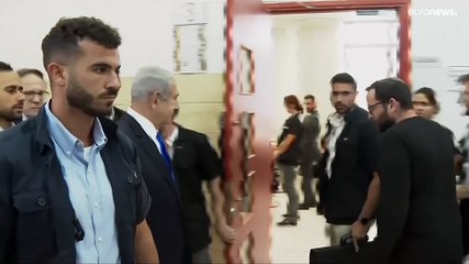 شاهد: سيجار كوبي فاخر وشمبانيا وهدايا أخرى.. المنتج الهوليوودي ميلشان يدلي بشهادته بمحاكمة نتنياهو