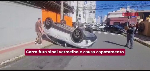 Carro avança sinal vermelho e causa capotamento