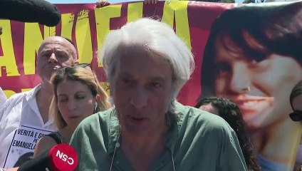 Papa 'quebra tabu' e ora por adolescente desaparecida há quatro décadas