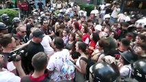 İzmir'de Onur Yürüyüşüne Polis Müdahalesi: Çok Sayıda Kişi Gözaltına Alındı