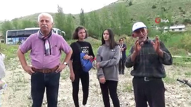 L'importance des semences ancestrales et de l'agriculture biologique sur le terrain a été expliquée aux élèves.