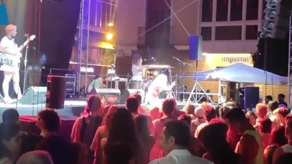 Usan una bandera LGBTI para taparle los pechos a la cantante Rocío Sainz