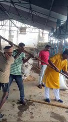 बरसते पानी में मंडी अध्यक्ष शर्मा, मजदूरों की समस्या जानने पहुंचे