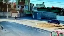 Un étrange accident à Şanlıurfa： La voiture a heurté le poteau au milieu de la route comme ceci