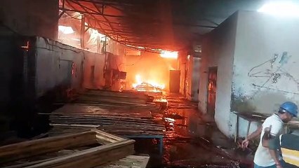 भीषण आग से धू-धू कर जल गई कम्पनी, देखता रह गया मालिक