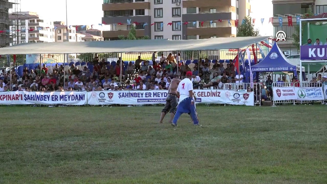 GAZİANTEP - Türkiye Yağlı Güreş Ligi 3. etabının başpehlivanı Orhan Okulu oldu
