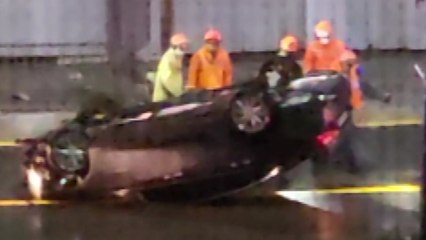 울산에서 음주 승용차 철제 울타리 들이받고 전복 / YTN