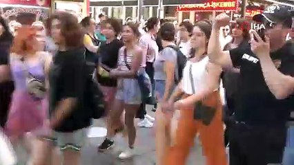 LGBT yürüyüşüne polis müdahalesi: Onlarca gözaltı var