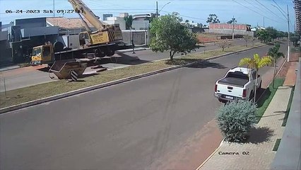 Impressionante! Asfalto cede e guindaste com piscina cai em cima de casa; assista