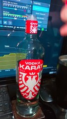 sirviendo un trago de vodka karat con un poco de agua mineral de manantial
