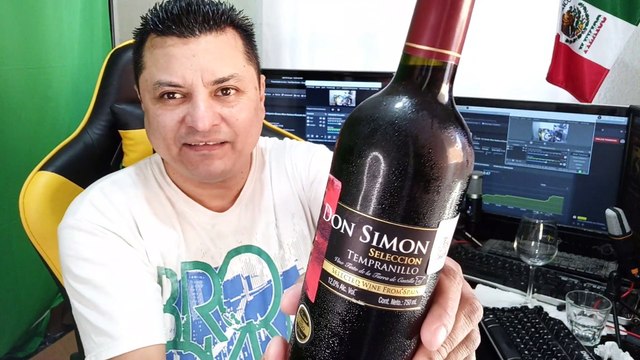 abriendo una botella de vino tinto don simon seleccion tempranillo importado de españa y les cuento todo acerca de los dibujos animados